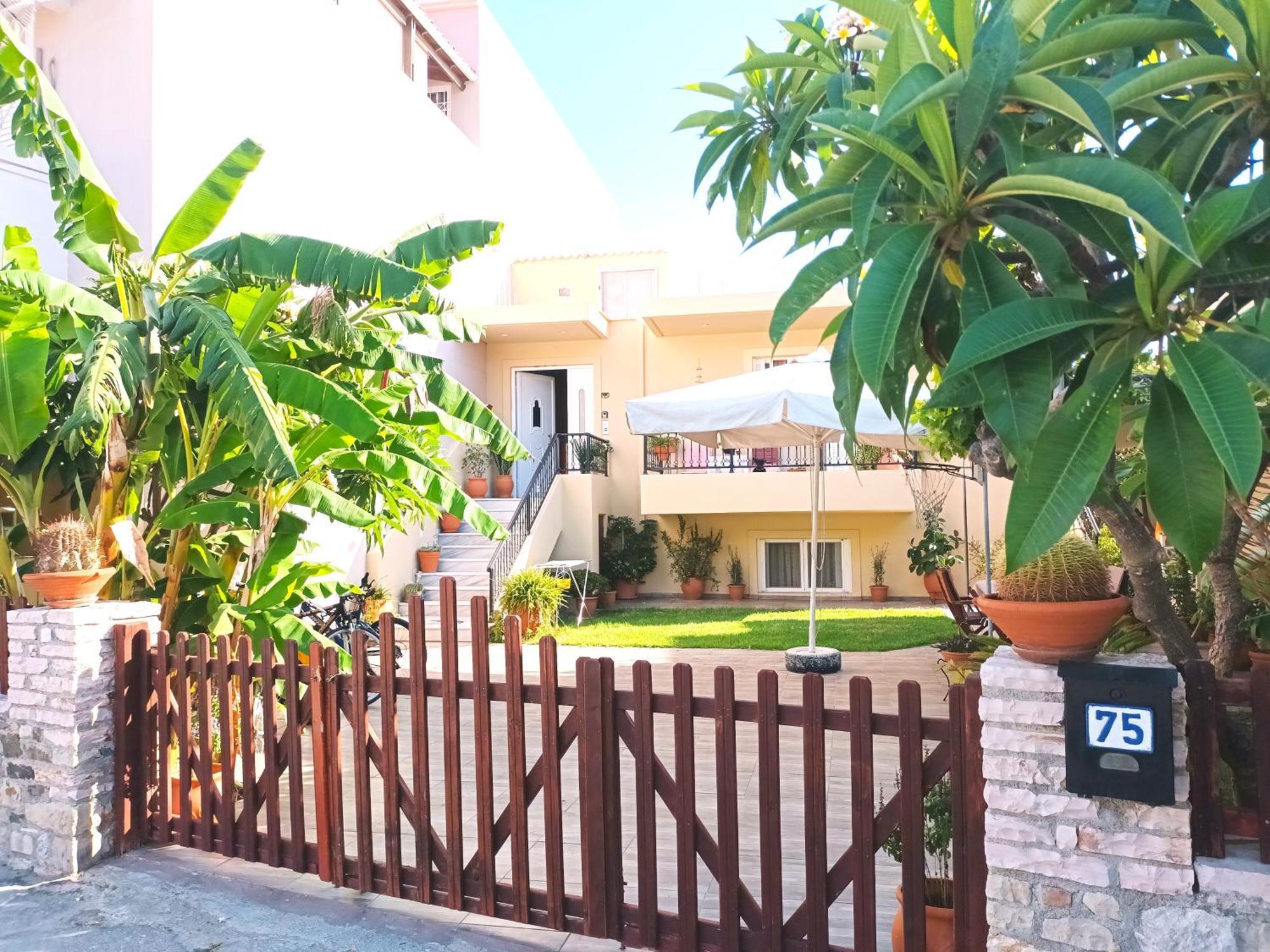 Family Yard House Kos Apartment Ngoại thất bức ảnh